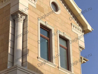 Облицовка фасада дома дагестанским камнем с колонной и декоративными карнизами