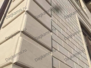 Объемная облицовка фасада плитами из дагестанского ракушечника